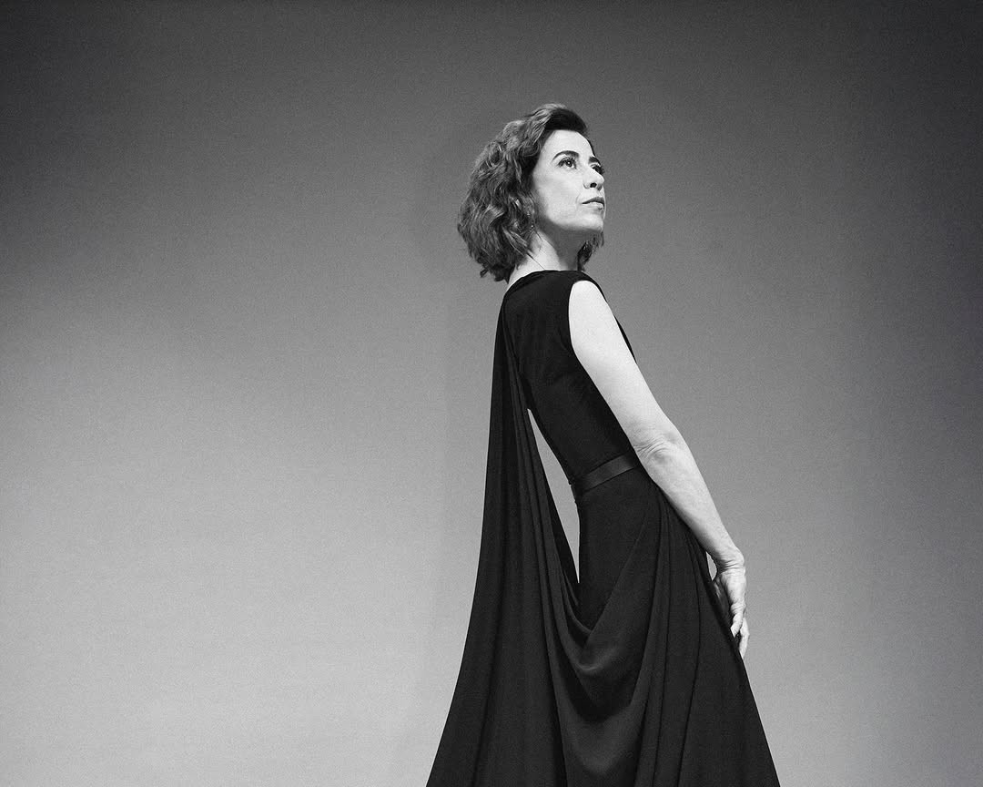 Fernanda Torres usa e abusa das grifes de luxo no tapete vermelho