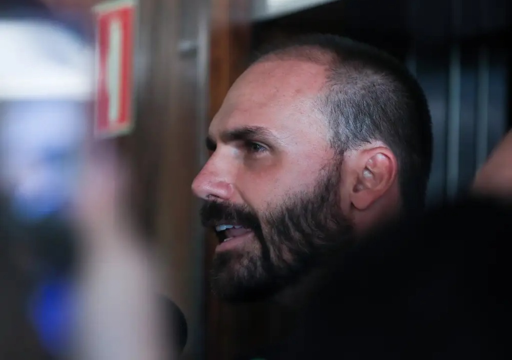Eduardo Bolsonaro anuncia licença do mandato e permanência nos EUA