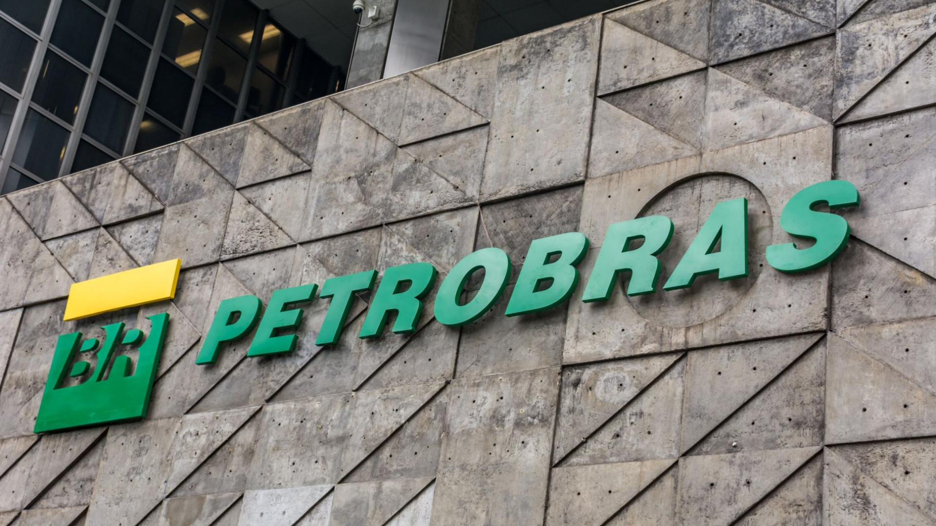 Depois do prejuízo, ainda vale a pena ter Petrobras na carteira?