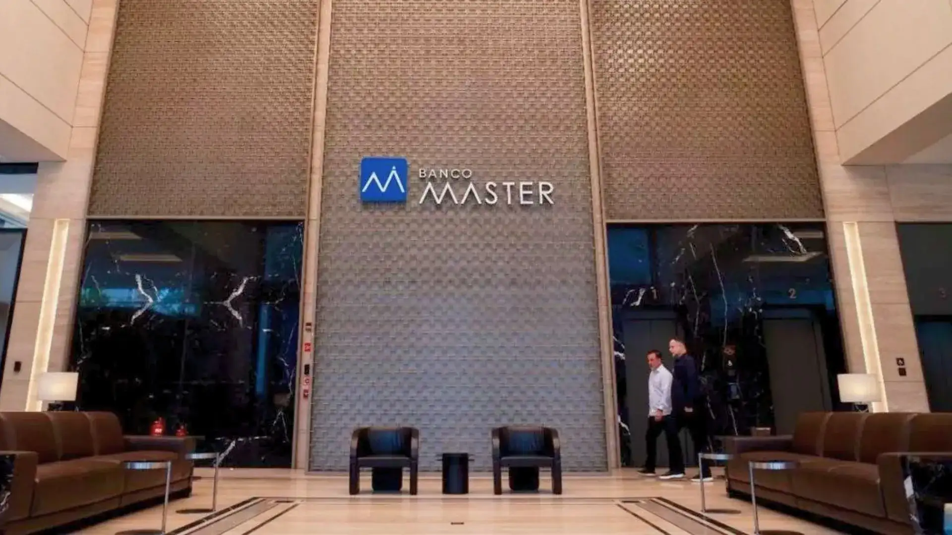 Entrada da sede do Banco Master com logotipo em destaque no saguão principal