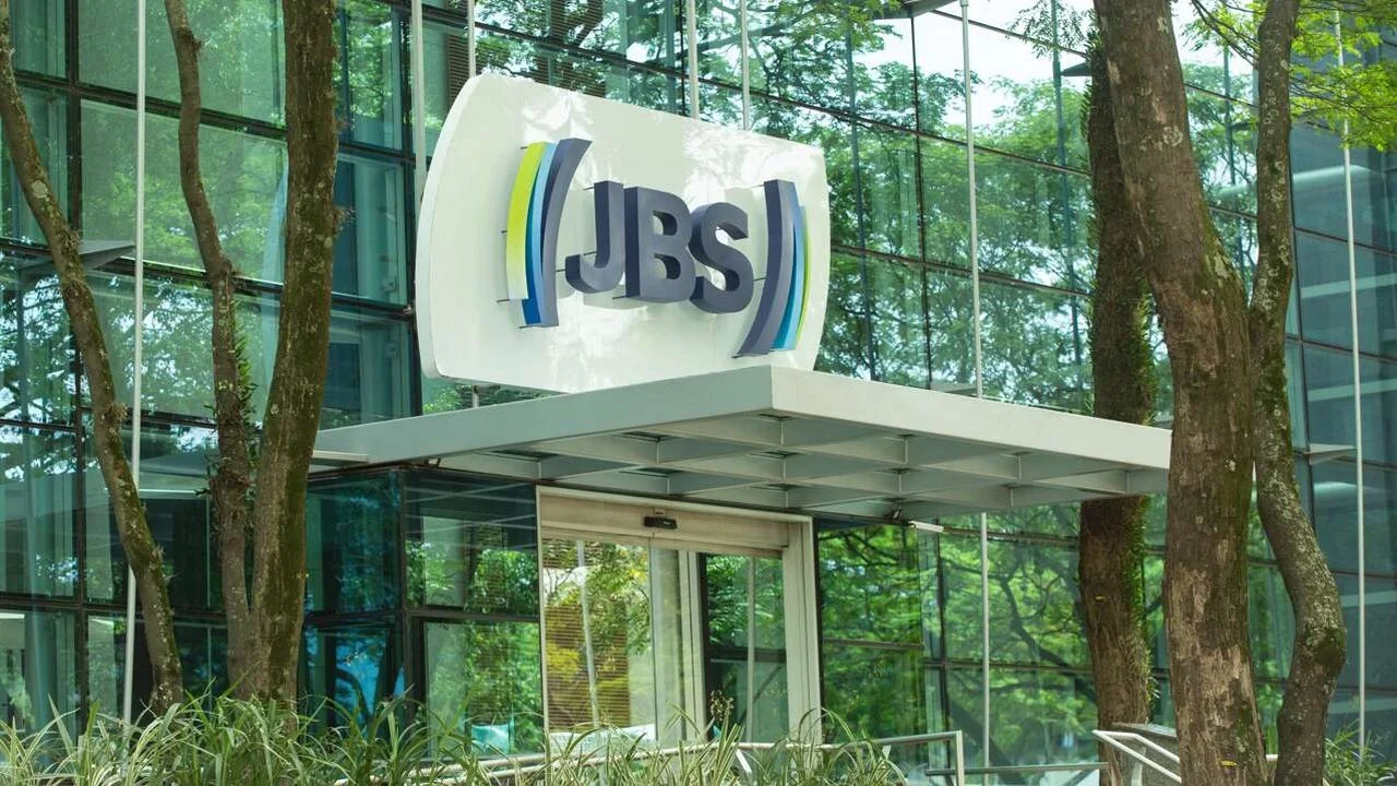 JBS (JBSS3) lucra R$ 2,9 bilhões no primeiro trimestre do ano, alta de 77,6%