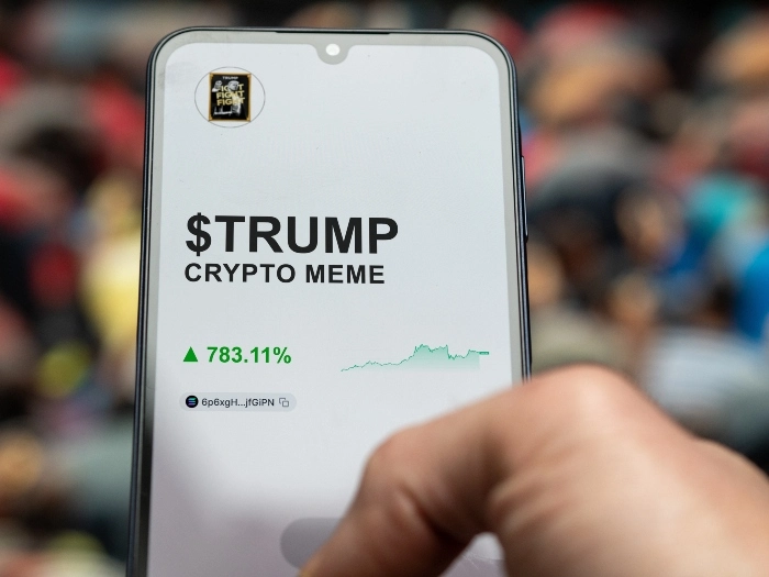 Trump arrecada quase US$ 900 mil com sua memecoin