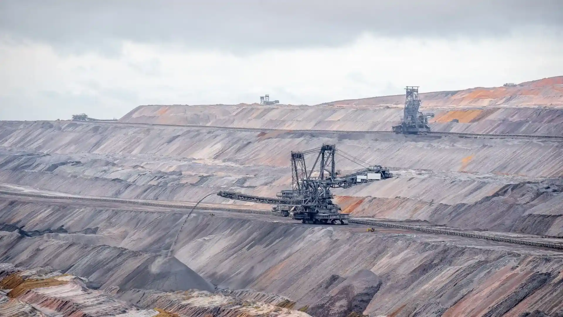 Mina a céu aberto com escavadeiras em operação — imagem ilustrativa sobre o minério de ferro hoje