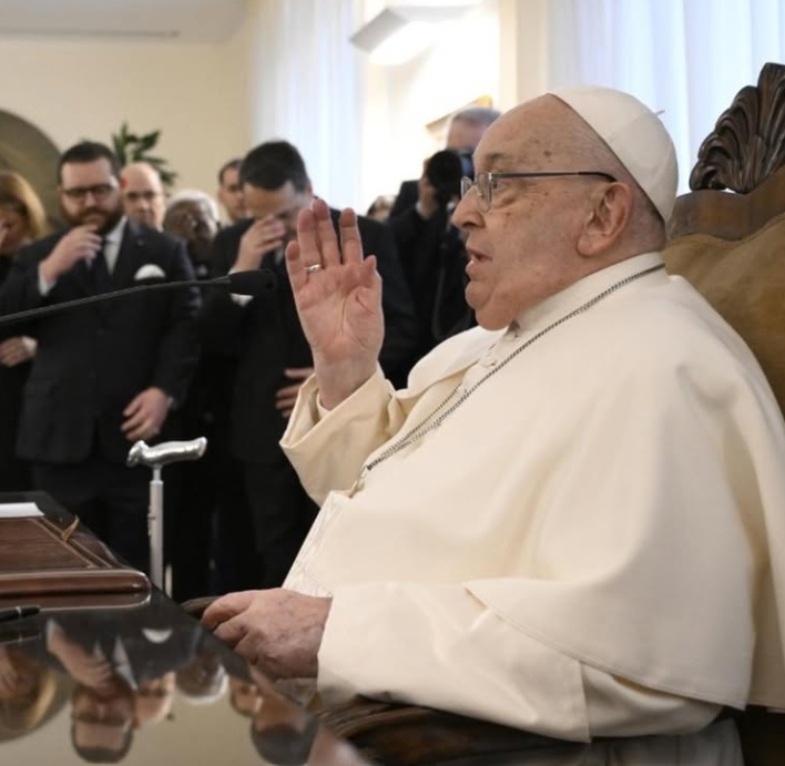 Papa Francisco doa bens aos presos; entenda como funciona a herança papal