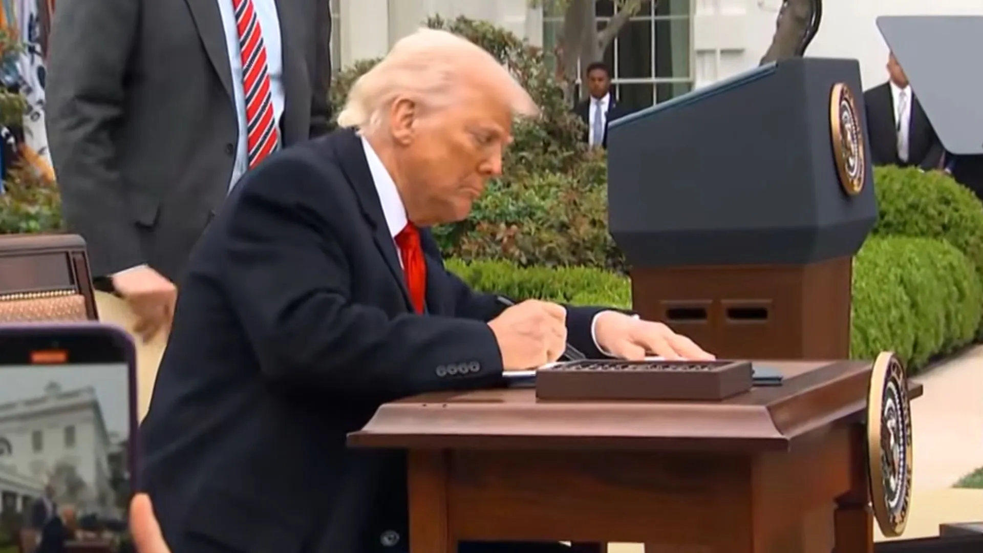 Trump abre exceções para tarifas de 25% sobre peças automotivas e ações de montadoras disparam