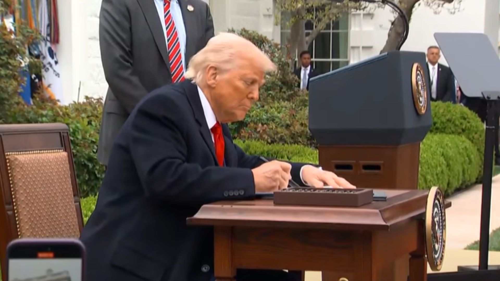 Tarifas recíprocas de até 49%: o que exportam os mais atingidos por Trump?