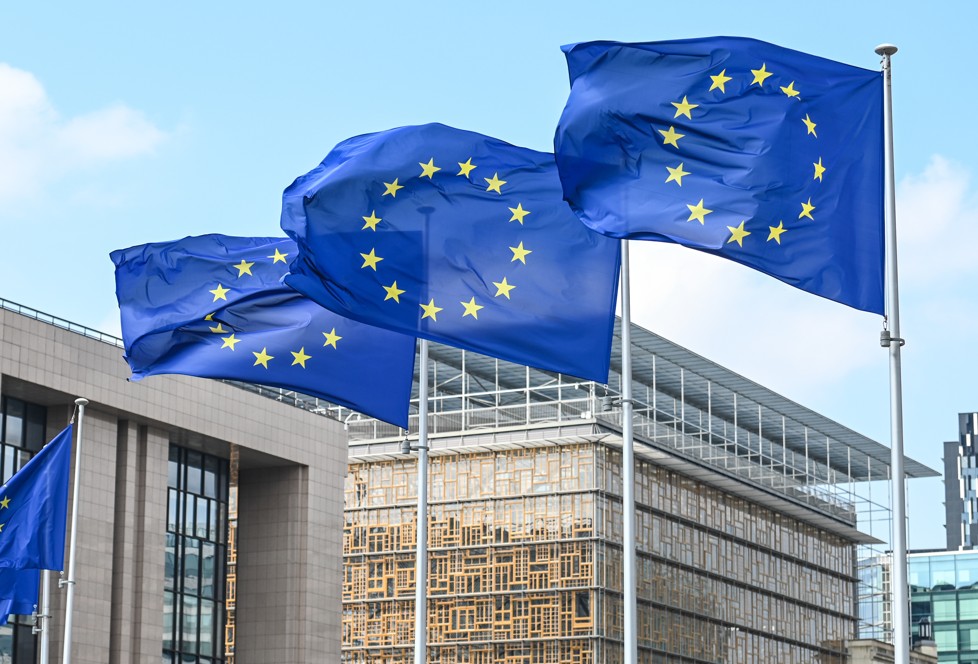 União Europeia suspende por 90 dias tarifas retaliatórias contra os EUA