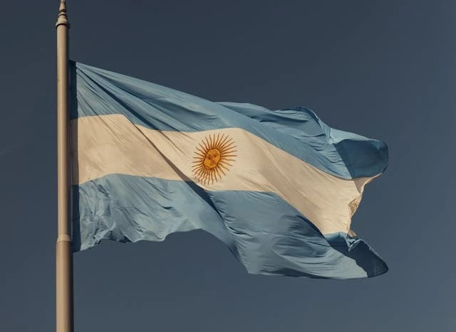 PIB da Argentina avança 5,6% na comparação anual, mas recua frente a fevereiro