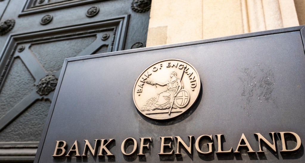 Banco da Inglaterra anuncia corte de juros, em dia de acordo comercial com EUA