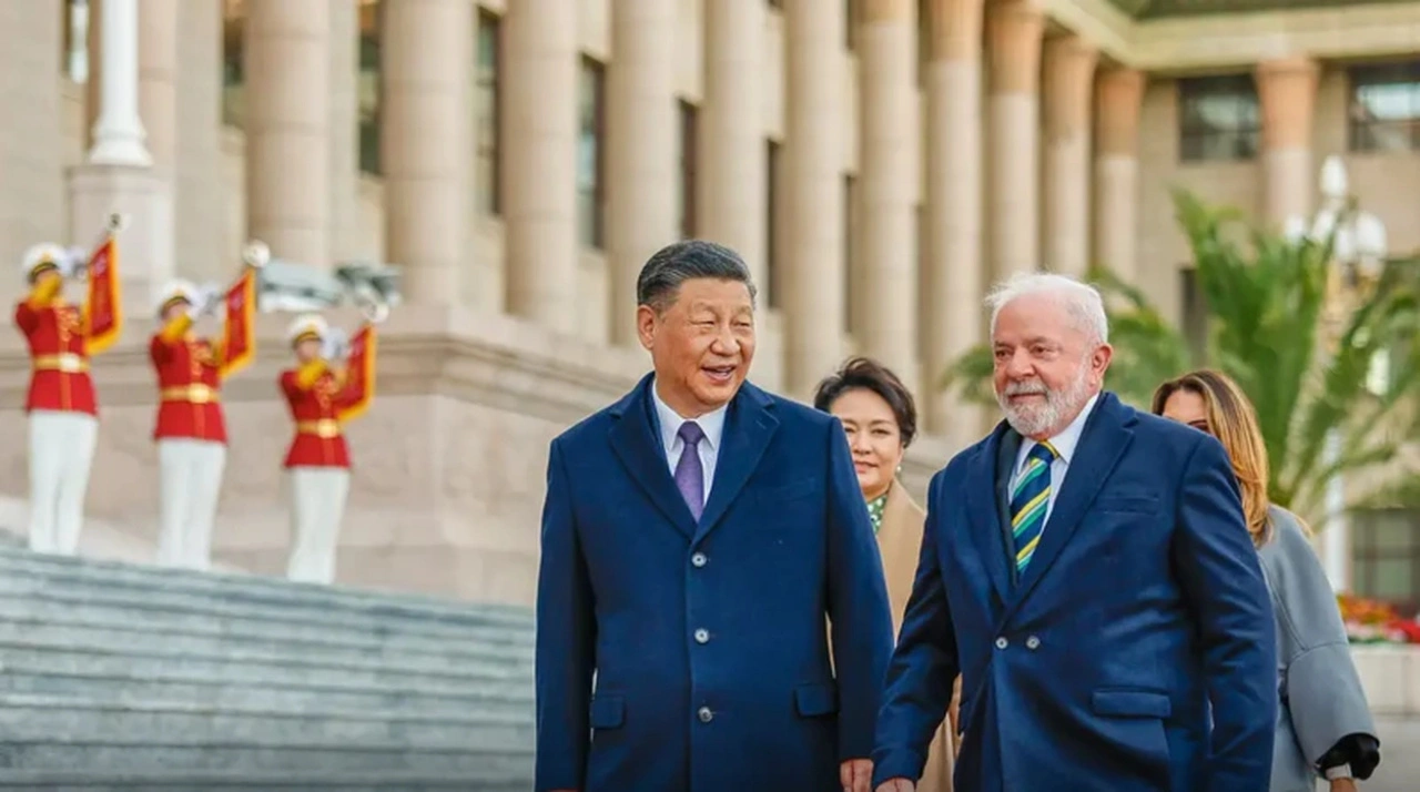 Lula defende alternativas ao dólar em visita à China
