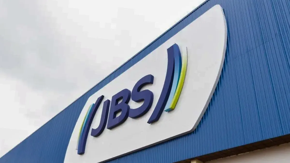 Logotipo da JBS em prédio, simbolizando a estreia na NYSE