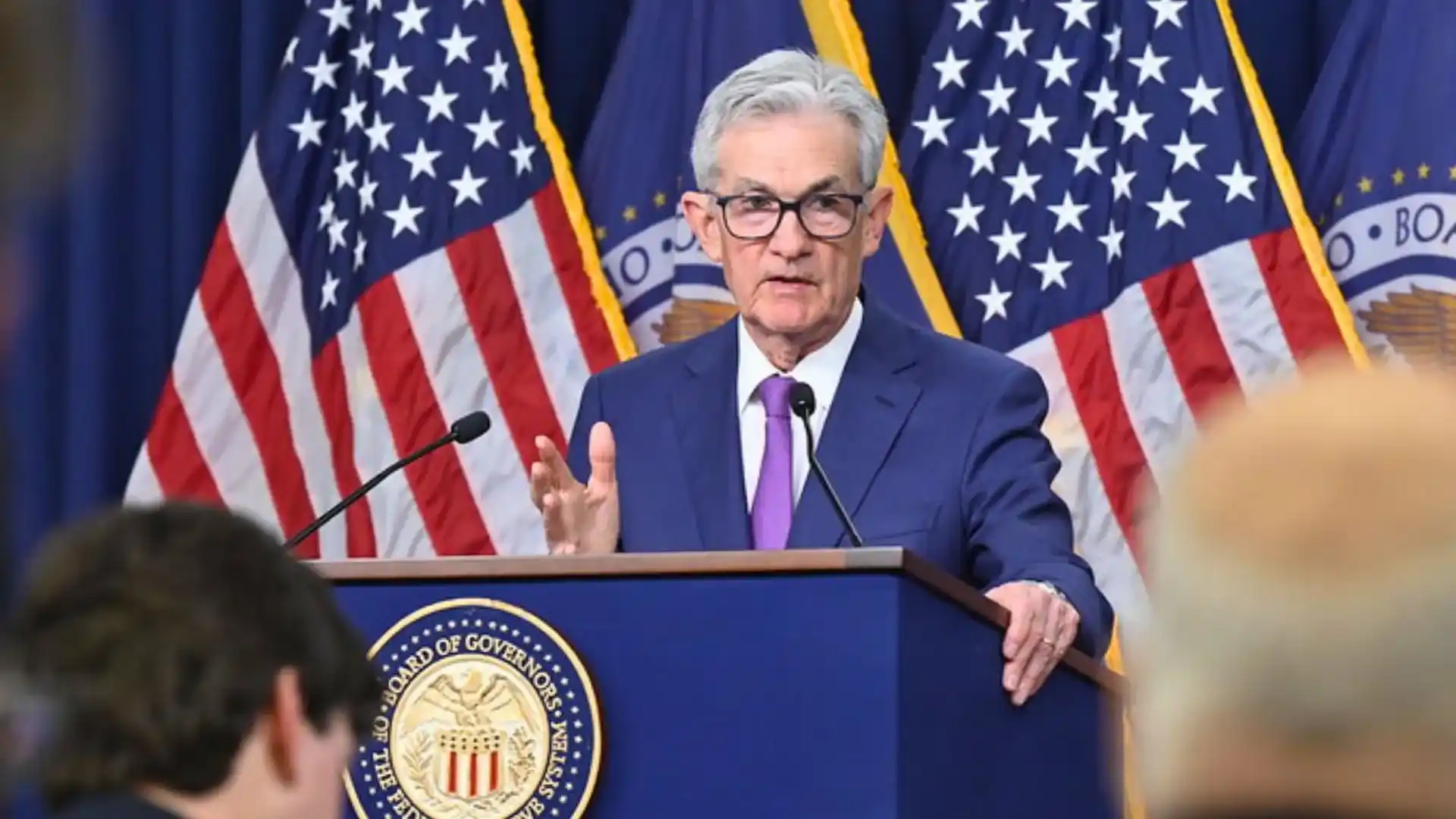 Powell evita sinais sobre juros, mas Goolsbee indica possível corte de juros nos EUA