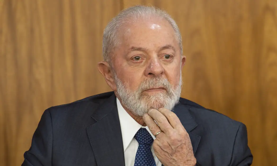 Lula perde influência no exterior e é impopular no Brasil, aponta The Economist