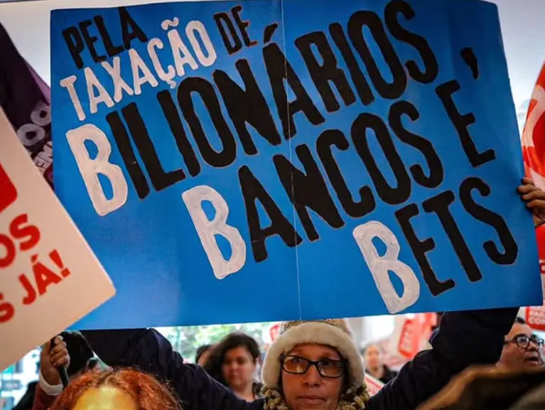 Manifestantes ocupam sede de banco em protesto e pedem taxação dos “super-ricos”