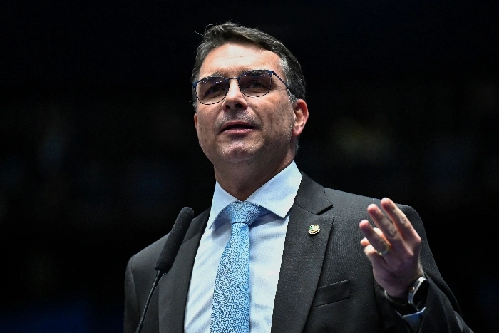 Flávio Bolsonaro apresenta pedido de impeachment contra Alexandre de Moraes