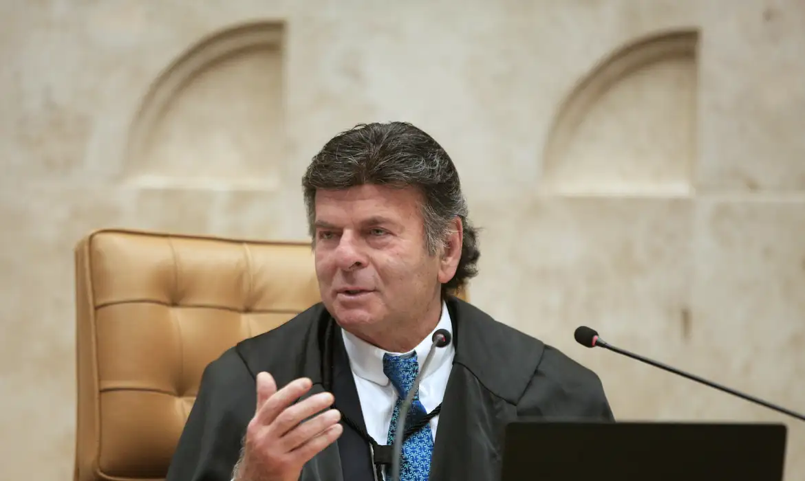 Fux diz que faltam provas de tentativa de fuga de Bolsonaro