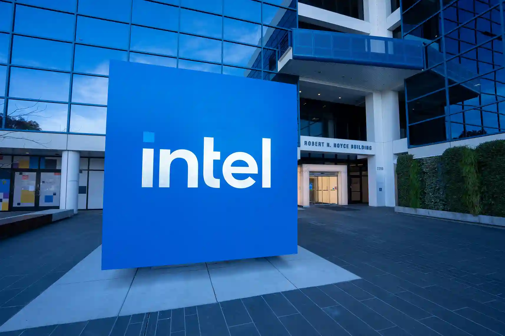 EUA assumem 10% da Intel em acordo anunciado por Trump