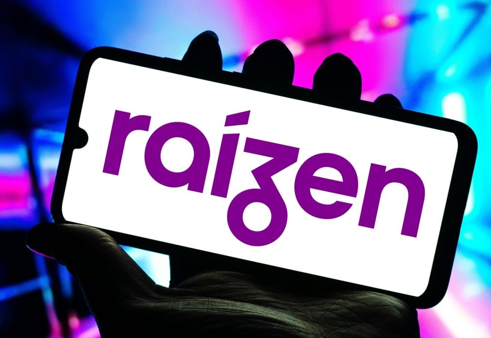 Imagem de celular onde se vê o logo da Raízen