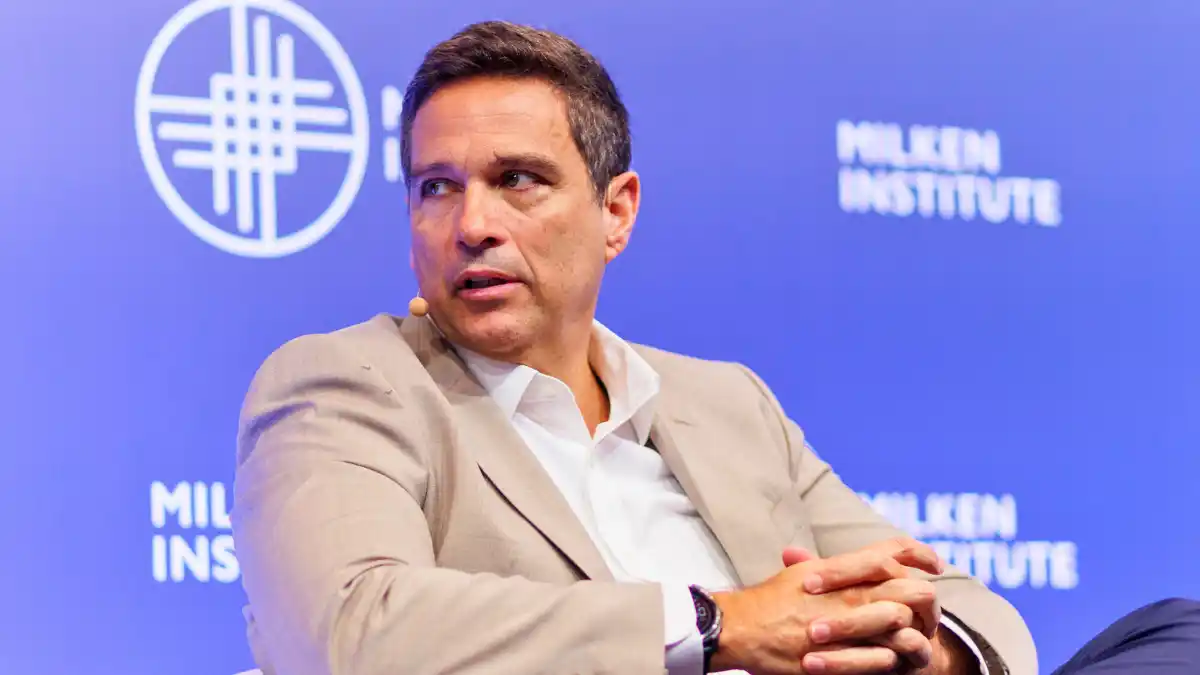 O ex-presidente do Banco Central e atual vice-presidente do Nubank, Roberto Campos Neto, discursando em um evento do Milken Institute.