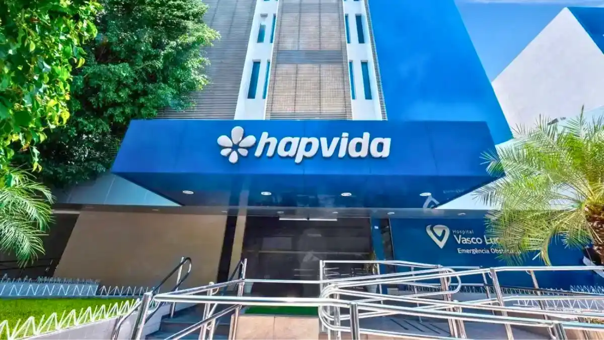 Fachada moderna e azul do prédio da Hapvida, com seu logotipo em destaque, ilustrando a análise do BTG Pactual sobre o resultado da empresa.