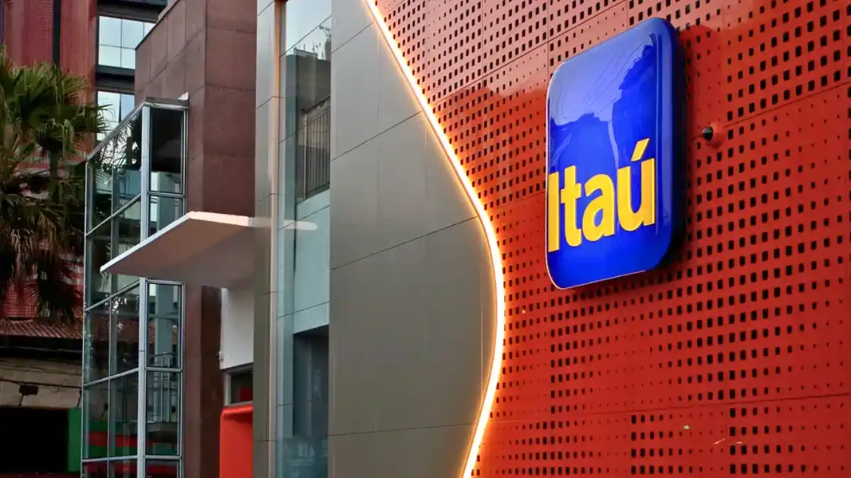 Fachada do edifício do Itaú com o logotipo azul-laranja em destaque, simbolizando o anúncio de R$ 23,4 bilhões em dividendos que impulsionou as ações (ITUB4).
