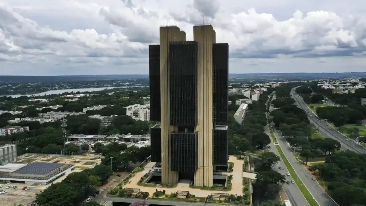 Vista aérea do edifício-sede do Banco Central (BC) em Brasília, simbolizando a nova ferramenta "Meu BC" que permite aos cidadãos bloquear a abertura de contas bancárias em seu nome.