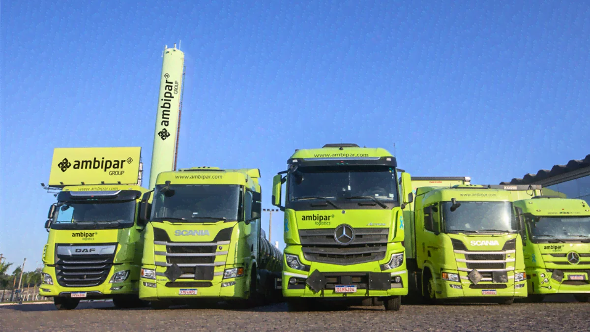 Fileira de caminhões de serviço da Ambipar em tom verde-limão, simbolizando a reestruturação que levou as ações (AMBP3) a dispararem mais de 20%.
