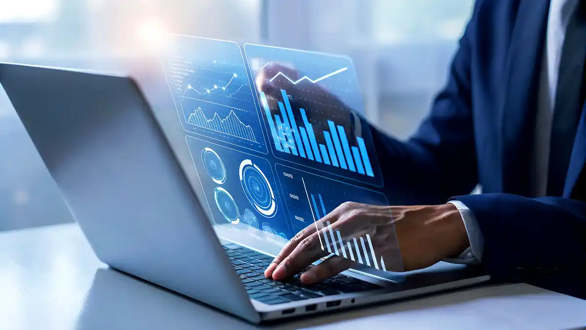 Robô humanoide em uma sala de trading em frente a múltiplos monitores exibindo gráficos de ações, simbolizando a Carteira Quant Experience da EQI Research baseada em modelos estatísticos e Inteligência Artificial (IA).