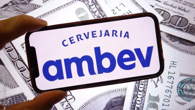 Logotipo azul da Cervejaria Ambev, simbolizando o anúncio de R$ 7,2 bilhões em dividendos em dezembro, elevando o total anual para R$ 17,4 bilhões.