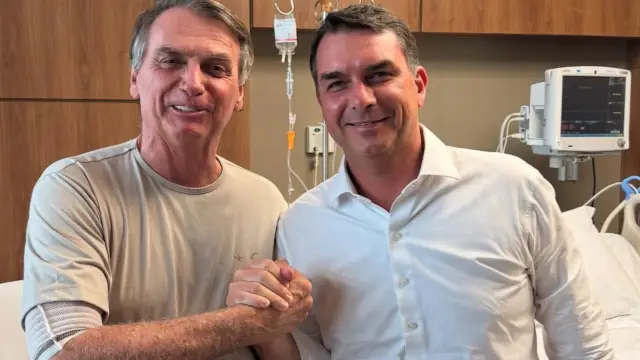 Flavio e Jair Bolsonaro no dia em que o Ibovespa cai forte