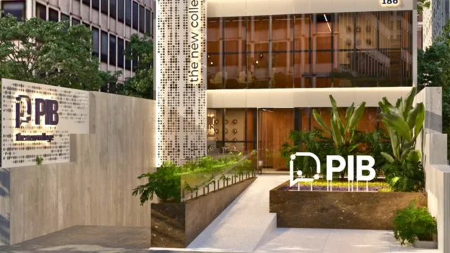 Fachada moderna e arborizada do PIB Foundation, que simula uma "Faculdade de CEOs" com foco na formação de líderes de alto nível.