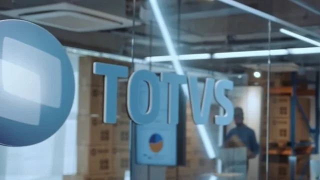 Fachada da sede da Totvs, simbolizando a disparada da ação (TOTS3) após o anúncio da aquisição da Agrotis e o plano de expansão no agronegócio.