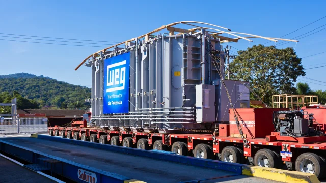 Equipamento industrial de grande porte com o logotipo azul da WEG, simbolizando a resiliência estrutural da companhia frente à volatilidade do mercado em 2026.
