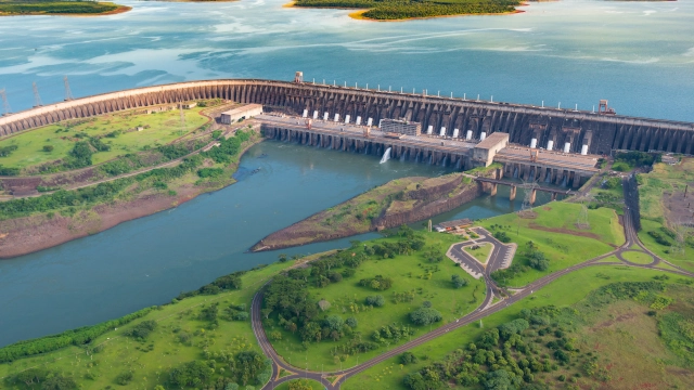 Visão de alta da usina Itaipu, que tem participação da Axia Energia