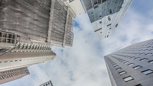 Mercado imobiliário em São Paulo cresce 20% em vendas e acende alerta para estoques