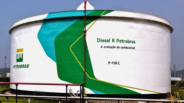 Grande tanque de armazenamento cilíndrico da Petrobras em uma refinaria, pintado de branco com o logotipo "BR PETROBRAS" e a inscrição "Diesel R Petrobras - A evolução do combustível", ilustrando o debate sobre a isenção ICMS diesel.