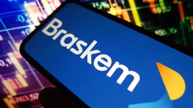 Foto mostra logo da Braskem em tela de celular