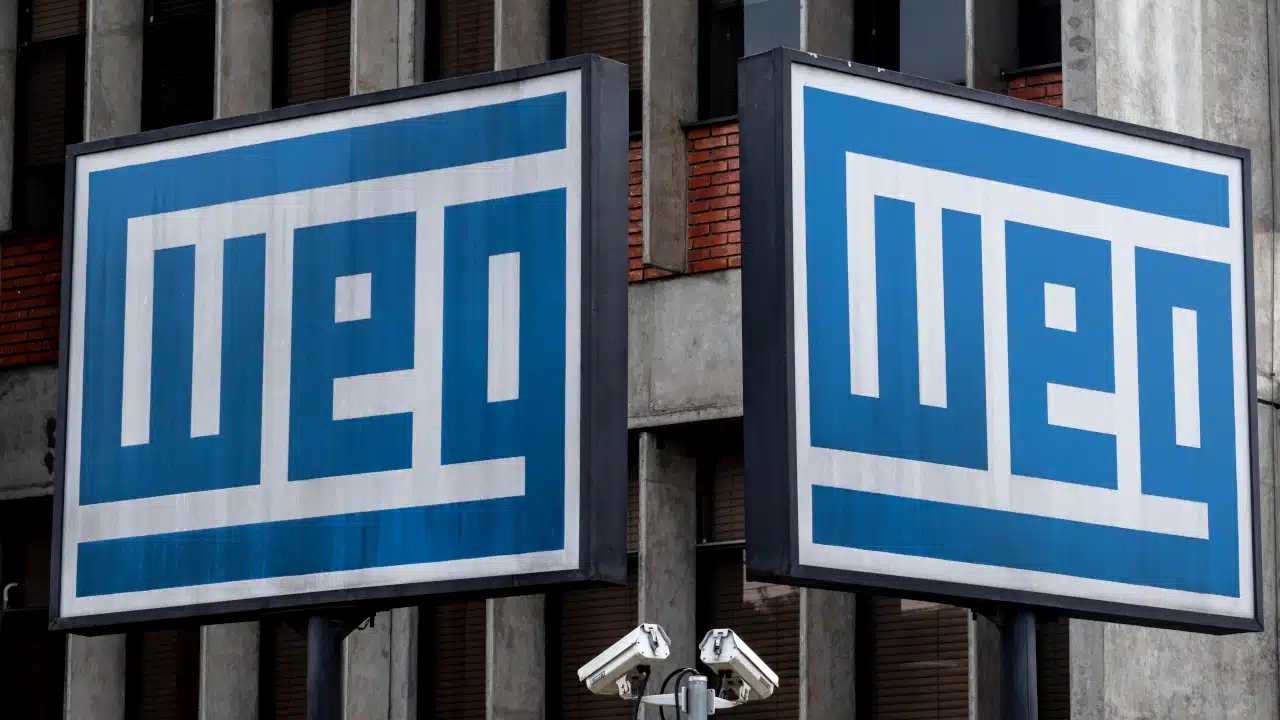 Logo da WEG em torre de fábrica