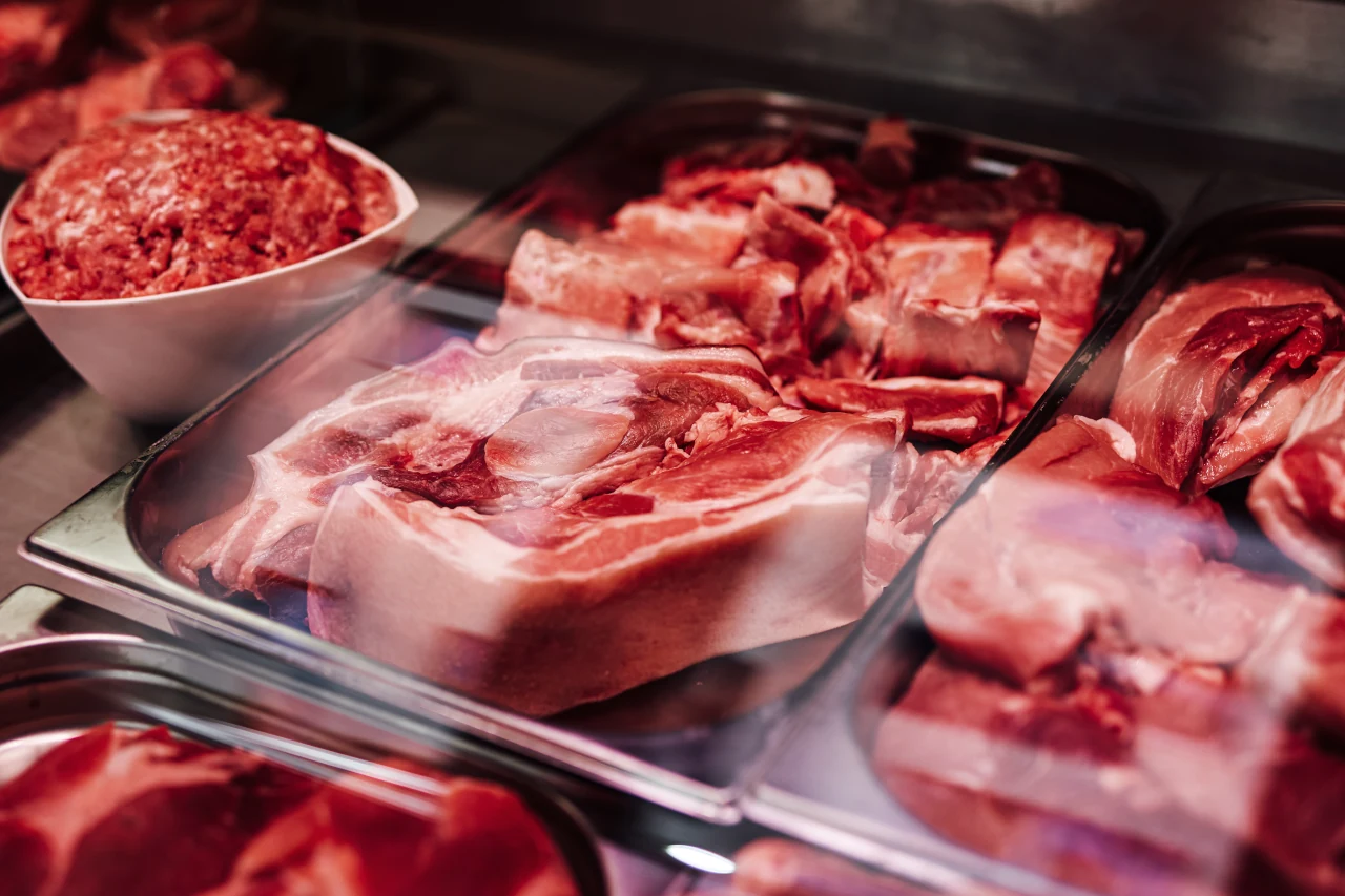 Carne bovina in natura na vitrine