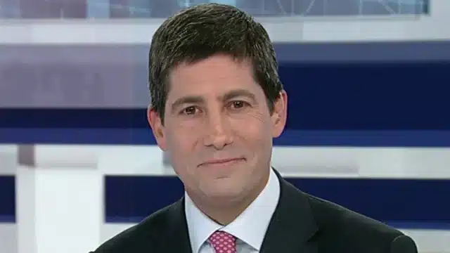 Kevin Warsh toma posse no Fed sob olhar atento de Trump