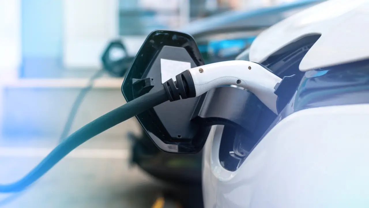 Veículos elétricos no Brasil avançam com alta de vendas, mas preço ainda limita adoção