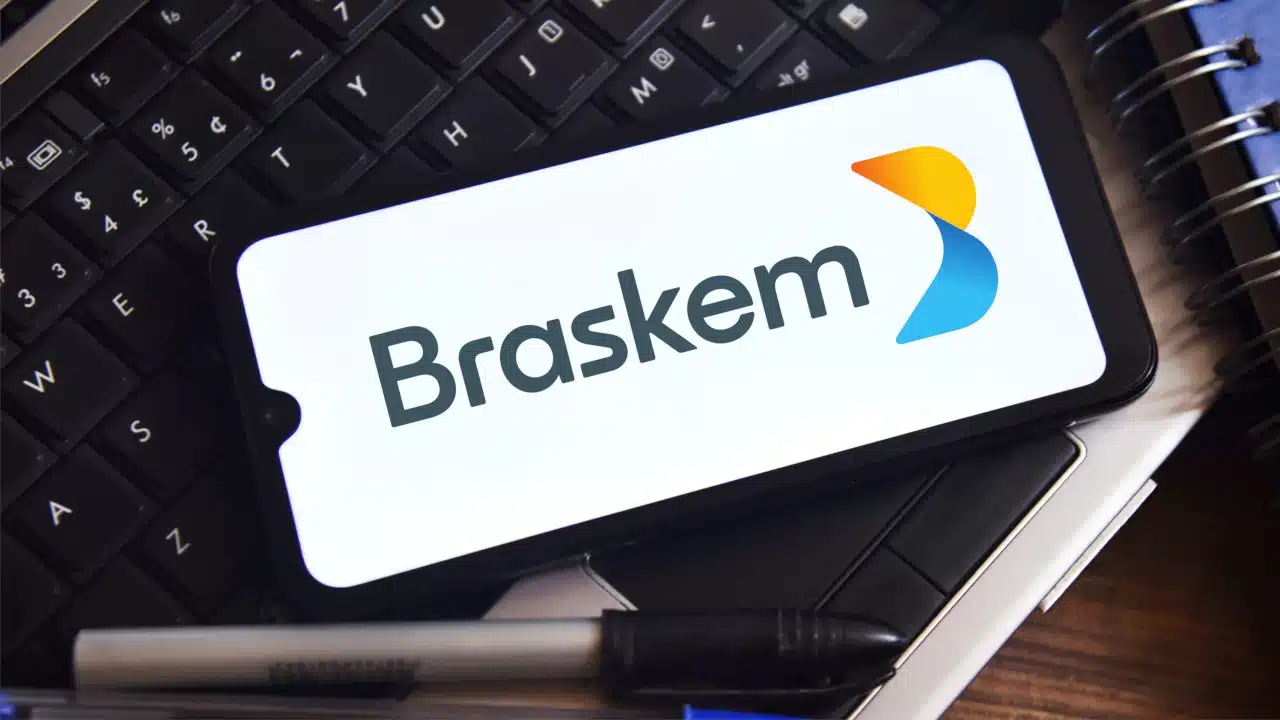Ações da Braskem caem após rebaixamento de crédito e corte de recomendação pelo JPMorgan