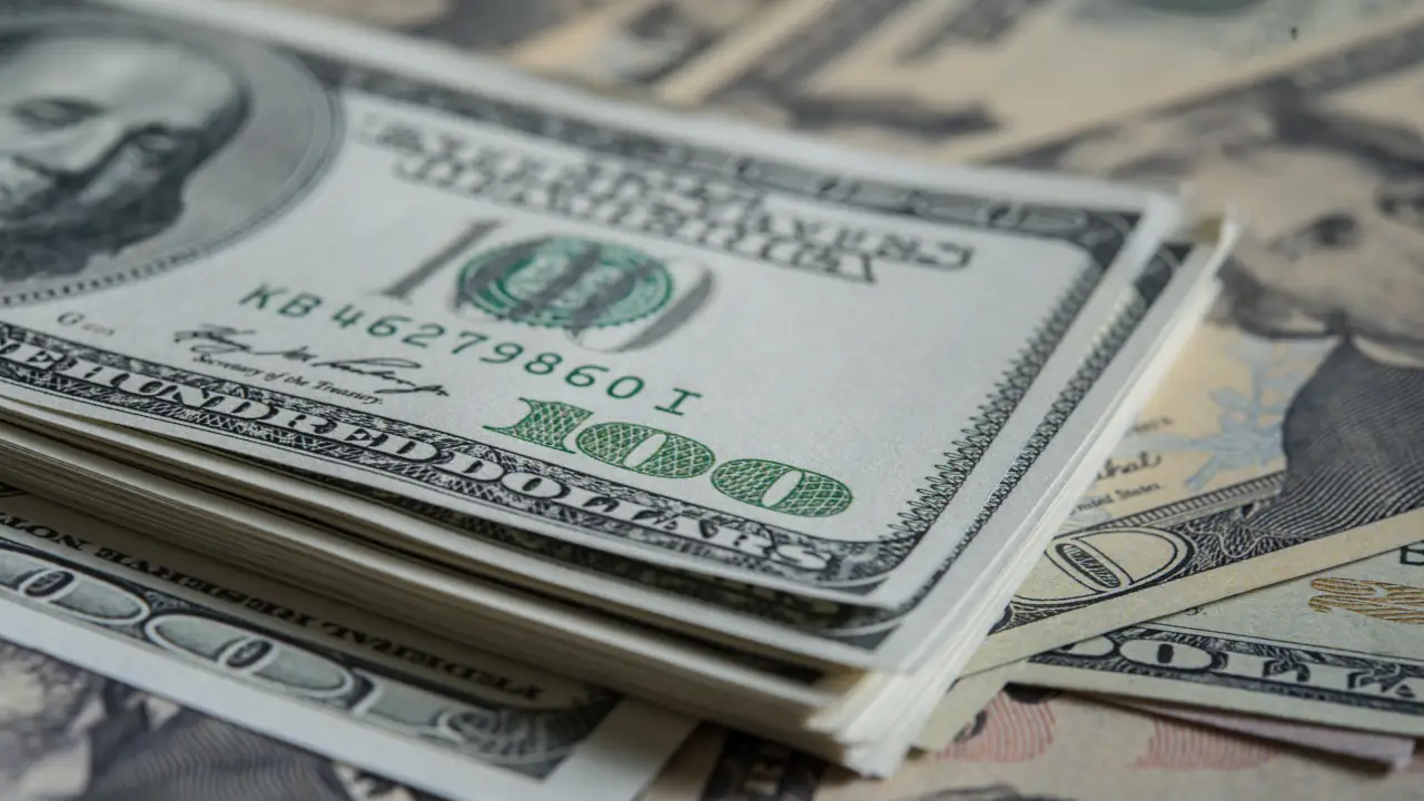 Dólar hoje recua com foco em juros globais e preocupações fiscais no Brasil