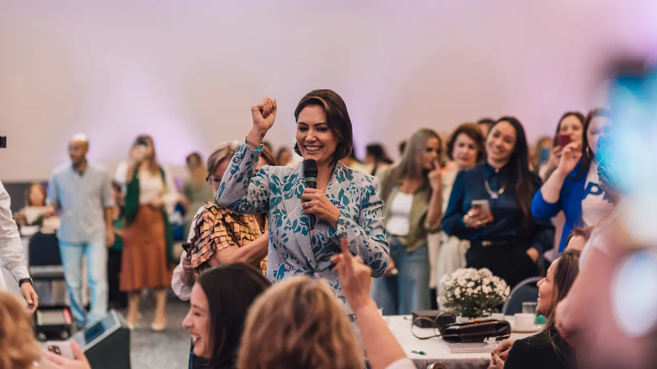 Atlas divulga pesquisa com Michelle Bolsonaro candidata