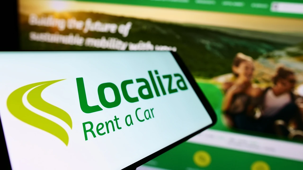Logo da Localiza em tela de celular