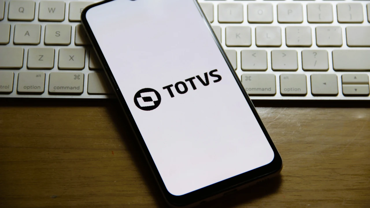Logo da Totvs em tela de celular