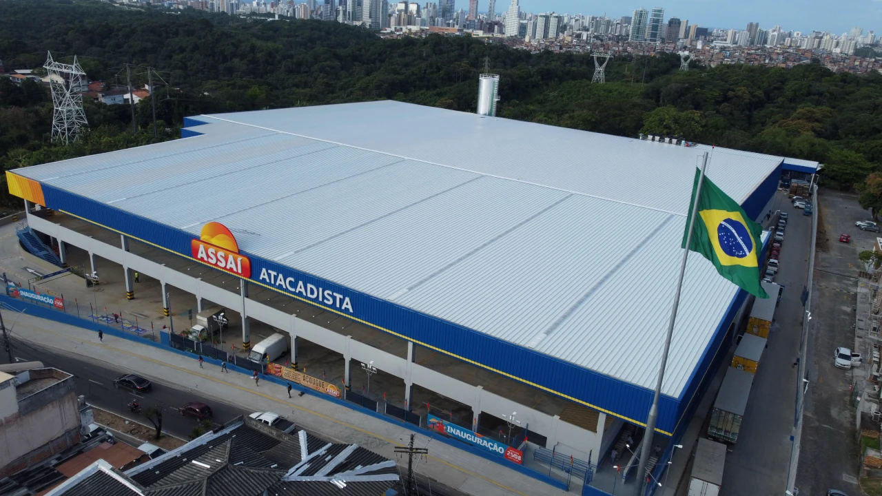 Fachada de mercado do Assaí na Bahia