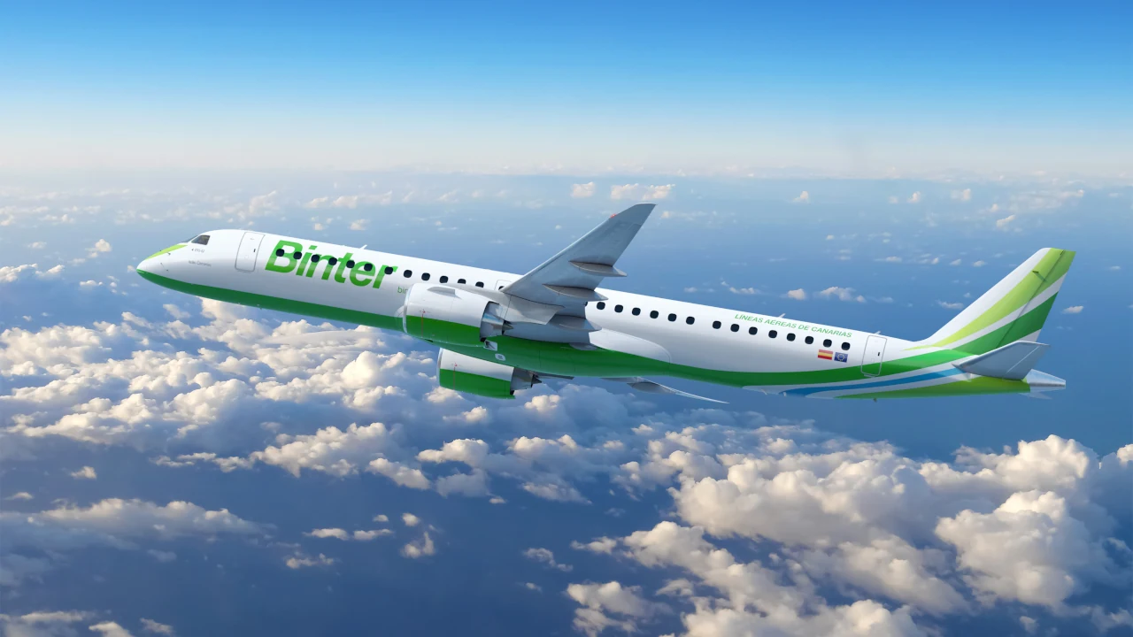 Avião da Embraer voa no céu