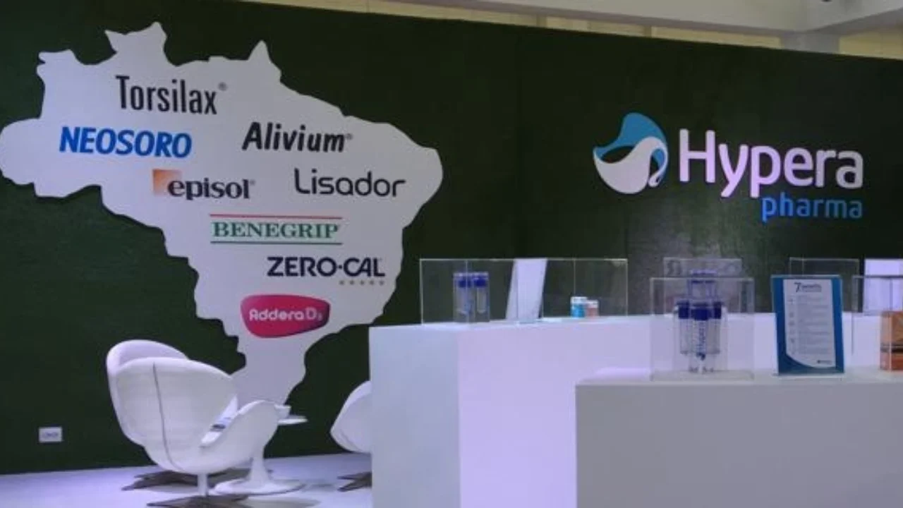 Estante institucional da Hypera Pharma com o mapa do Brasil ao fundo destacando marcas como Neosoro, Torsilax, Alivium e Benegrip