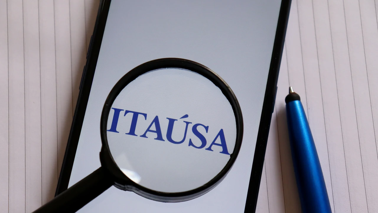 Logo da Itaúsa em tela de celular